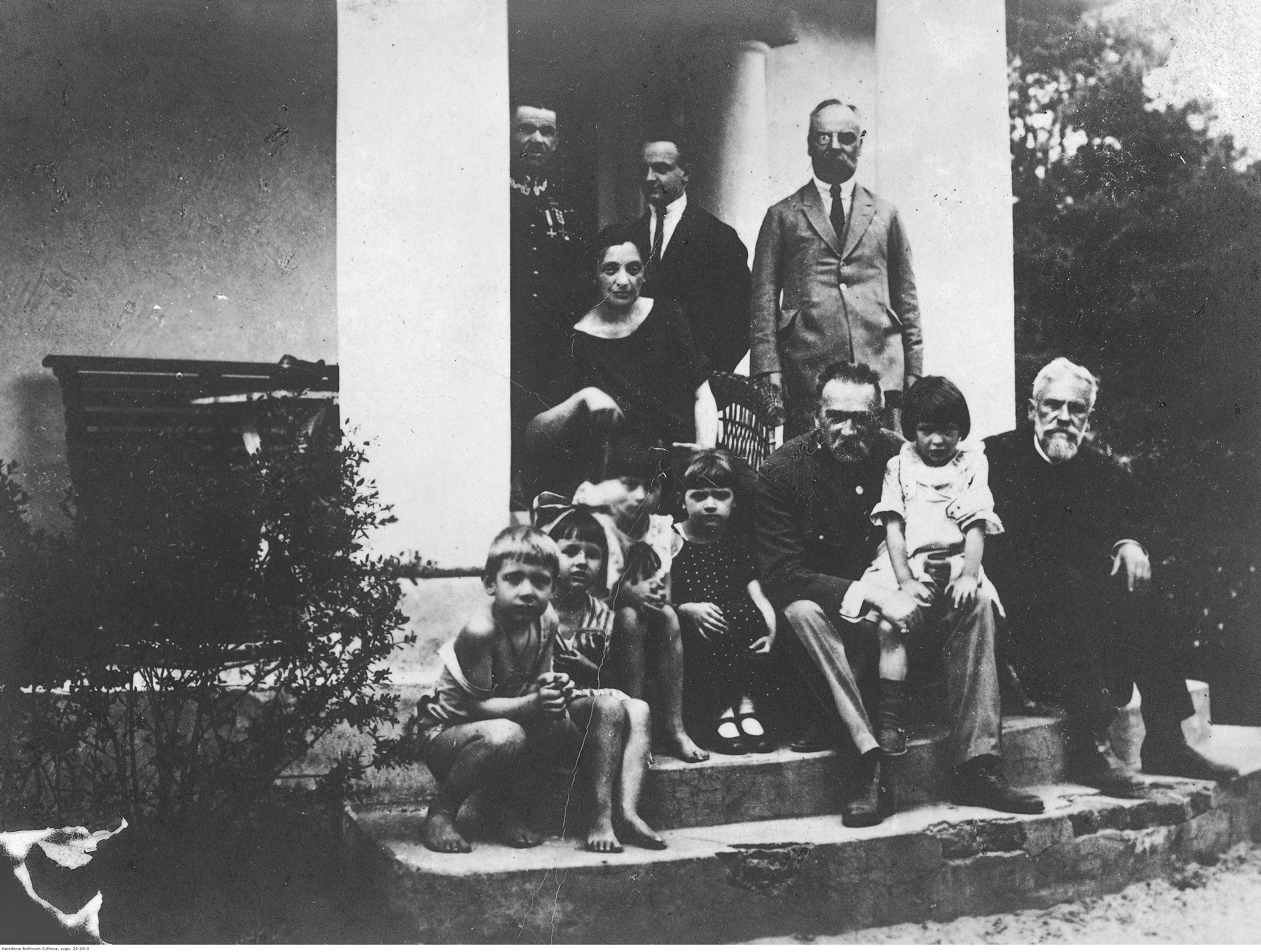 Aleksandra Piłsudska with husband Marshal Józef Piłsudski  and daughters Wanda and Jagoda. As well as prof. Odo Bujwid (sitting next to the Marshal) and the Marshals adjutant, lieutenant Michał Galiński, sitting in front of their villa in Sulejówek.