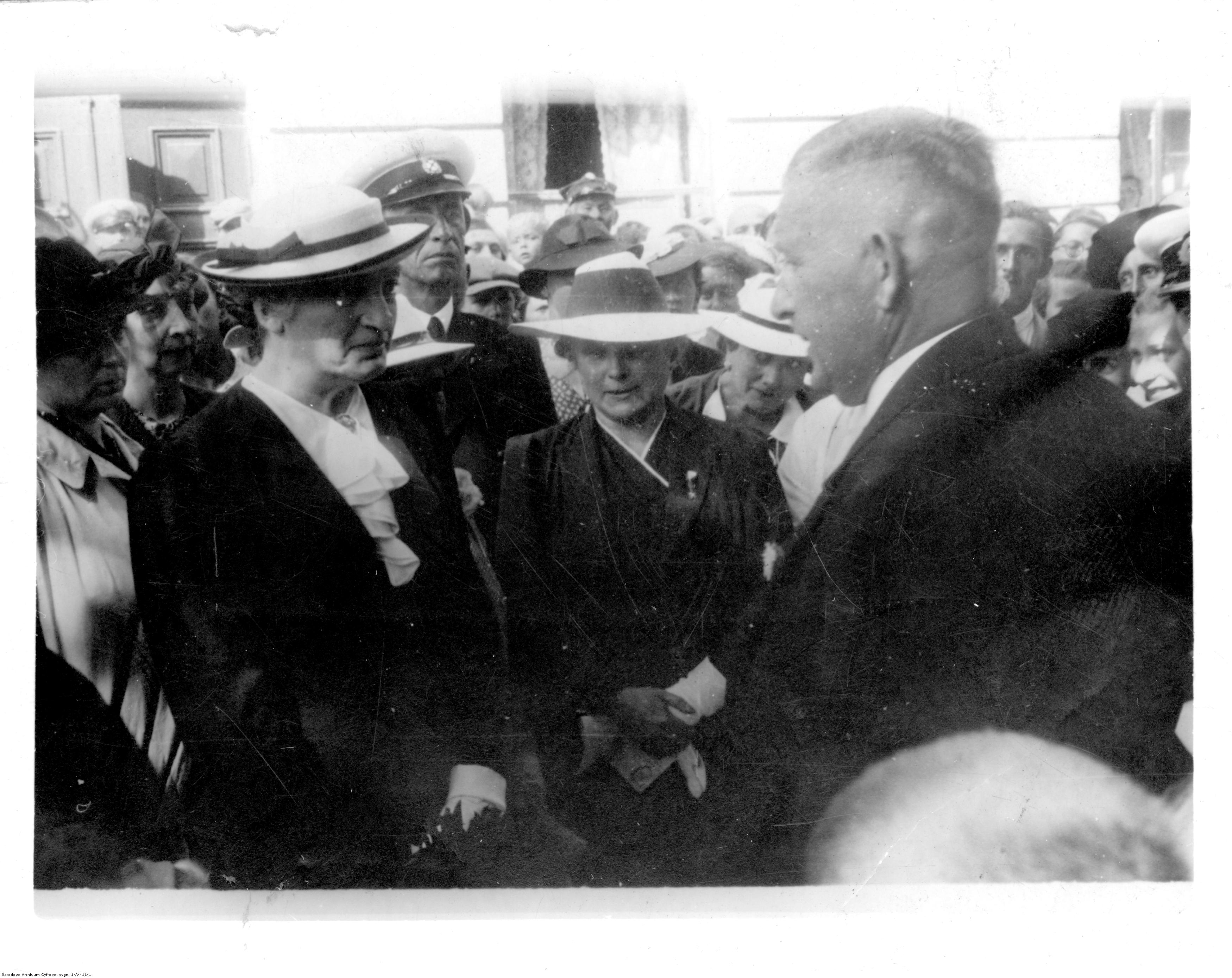 Welcome of Aleksandra Piłsudska by representatives of the municipal corporation. (between 1935 and 1936)